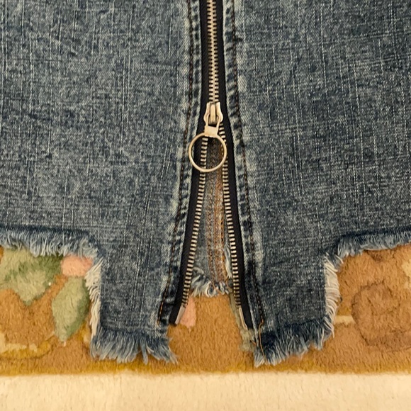 Fashion Nova Denim Skirt with vertical zipper. Size (M) Medium - Picture 13 of 13